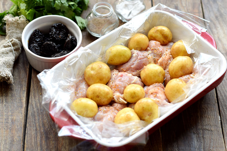 New potatoes with chicken and prunes in the oven