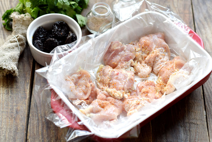 New potatoes with chicken and prunes in the oven