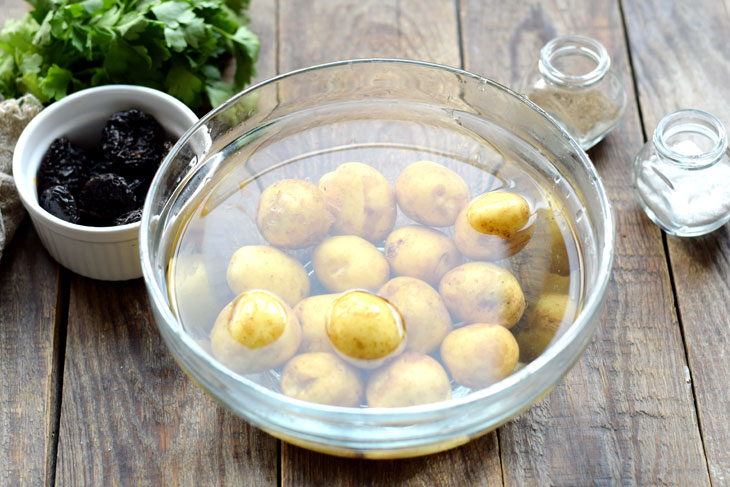 New potatoes with chicken and prunes in the oven