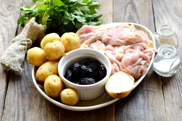 New potatoes with chicken and prunes in the oven