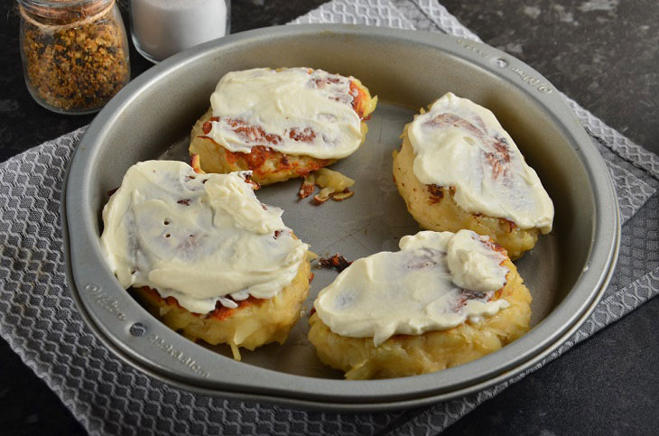 Belarusian sorcerers with minced meat - juicy and tender potato cutlets