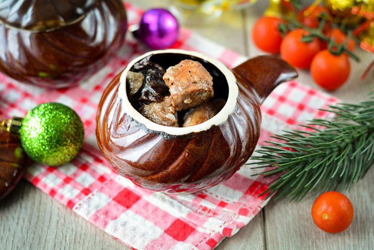 Slices of baked pork with prunes - a chic dish that will conquer all guests
