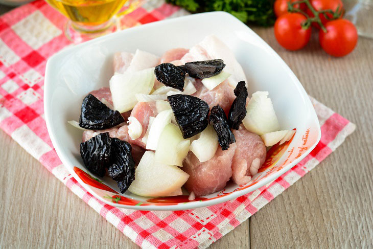 Slices of baked pork with prunes - a chic dish that will conquer all guests