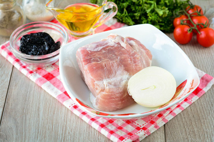 Slices of baked pork with prunes - a chic dish that will conquer all guests