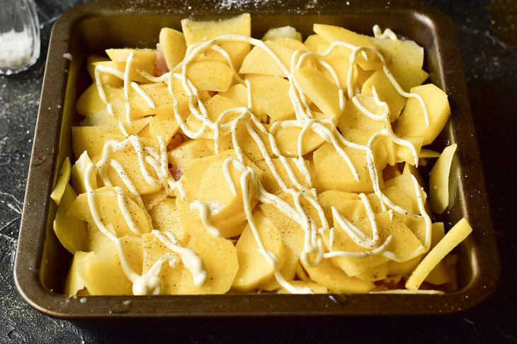 Festive potatoes with meat in the oven - tasty, elegant and simple