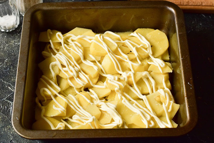 Festive potatoes with meat in the oven - tasty, elegant and simple