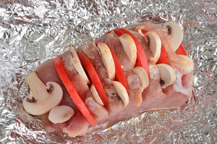 Meat "Accordion" with champignons in the oven - ideal for a festive feast