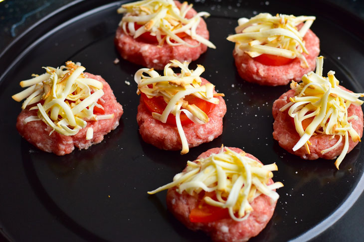 Juicy meat nests with cheese - they will decorate any holiday table