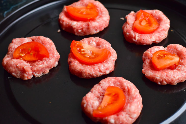 Juicy meat nests with cheese - they will decorate any holiday table