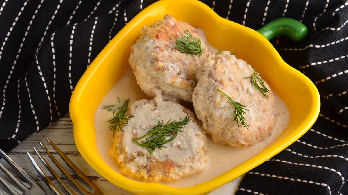 Grechaniki in sour cream sauce – a great alternative to the usual cutlets