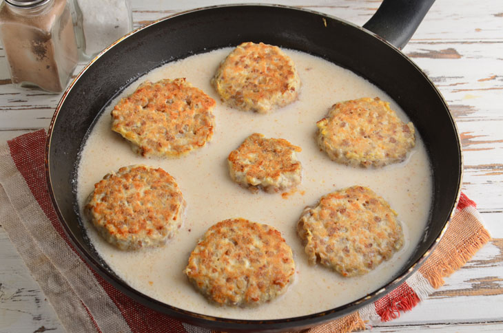 Grechaniki in sour cream sauce - a great alternative to the usual cutlets