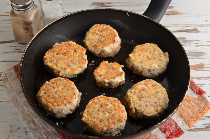 Grechaniki in sour cream sauce - a great alternative to the usual cutlets