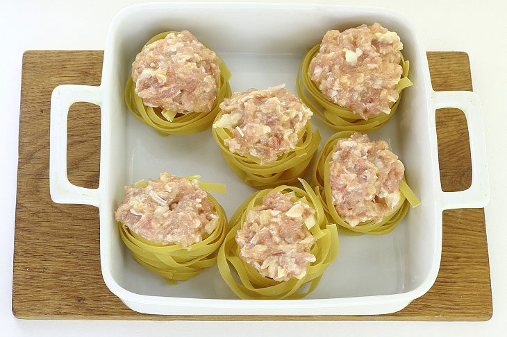 Nests of pasta with minced meat - a simple recipe that will be appreciated by all home
