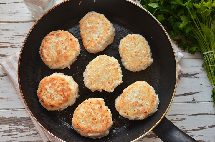 Meatballs "Hedgehogs" in sour cream sauce - incredibly juicy and soft