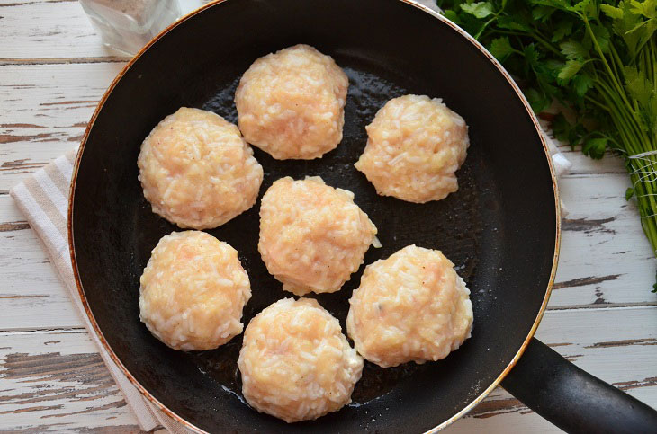 Meatballs "Hedgehogs" in sour cream sauce - incredibly juicy and soft