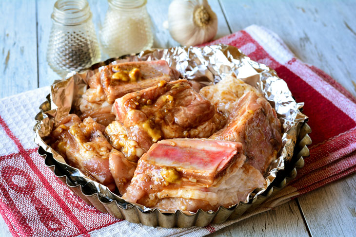 Delicious pork ribs in the oven with honey