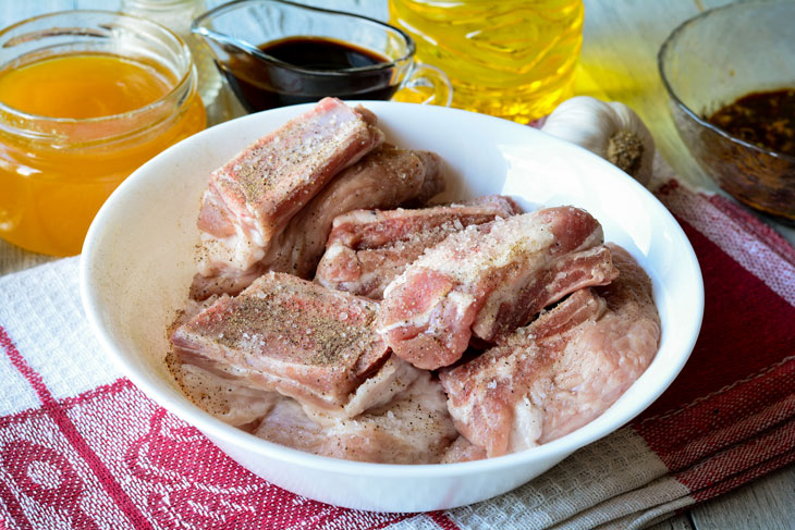 Delicious pork ribs in the oven with honey