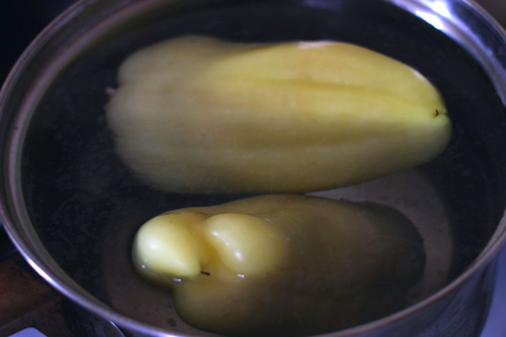 Stuffed peppers with rice, meat and vegetables - when there is no time for complex dishes