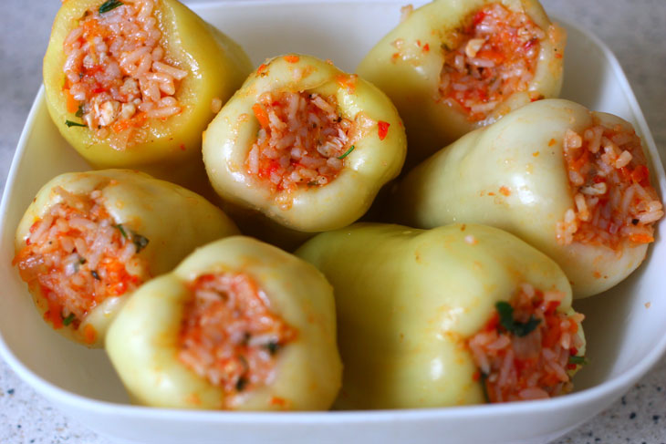 Stuffed peppers with rice, meat and vegetables - when there is no time for complex dishes