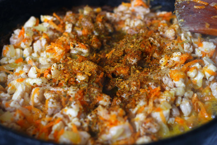 Stuffed peppers with rice, meat and vegetables - when there is no time for complex dishes