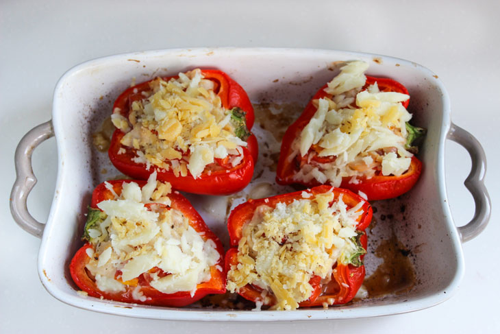 Peppers stuffed with chicken and tomatoes - the aroma is beyond words