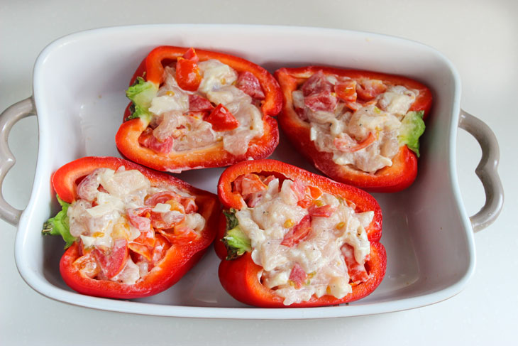 Peppers stuffed with chicken and tomatoes - the aroma is beyond words
