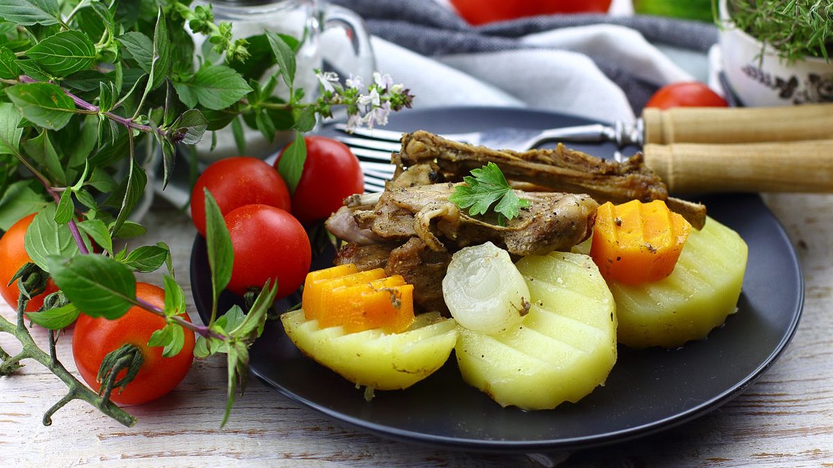Lamb ribs with potatoes in the oven – an incredible yummy