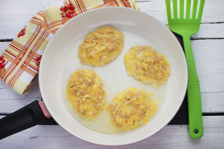 Chopped chicken cutlets with cheese. We have never cooked so fast and tasty!