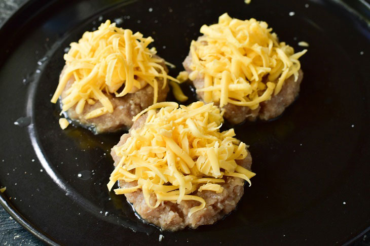 Meat nests with mushrooms and cheese in the oven - original and appetizing
