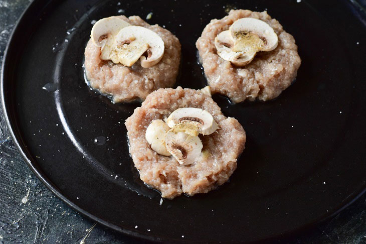 Meat nests with mushrooms and cheese in the oven - original and appetizing