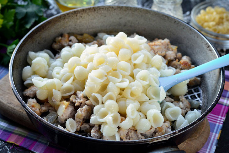 Naval pasta with minced meat - hearty, affordable and tasty