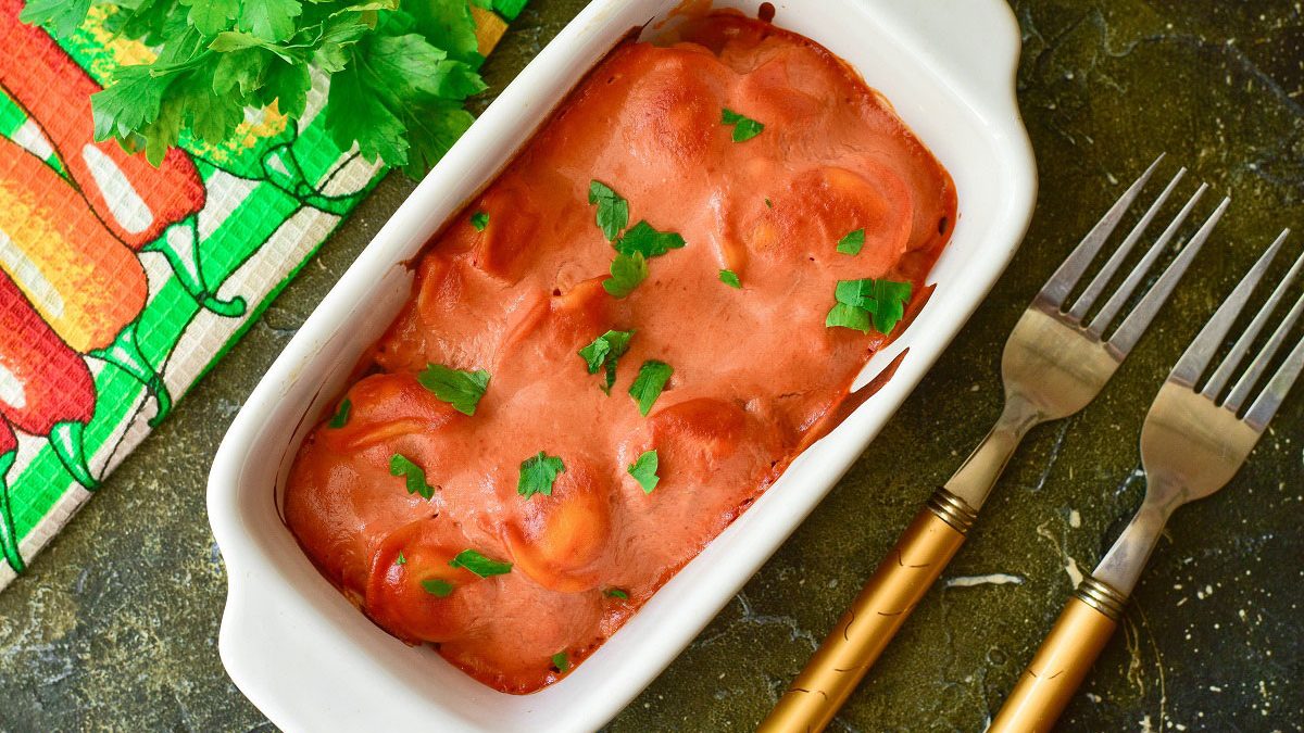 Dumplings baked in sour cream and tomato sauce – juicy and tasty