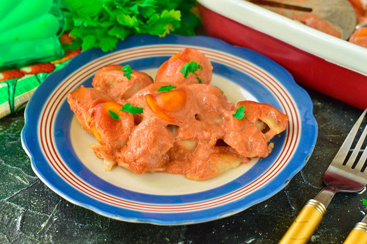 Dumplings baked in sour cream and tomato sauce - juicy and tasty