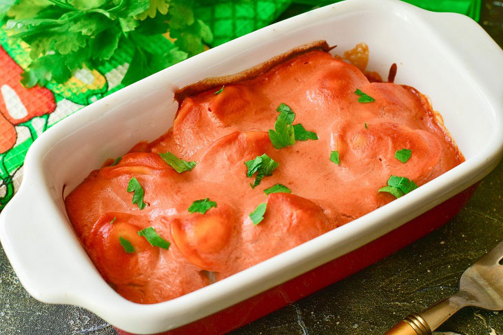 Dumplings baked in sour cream and tomato sauce - juicy and tasty