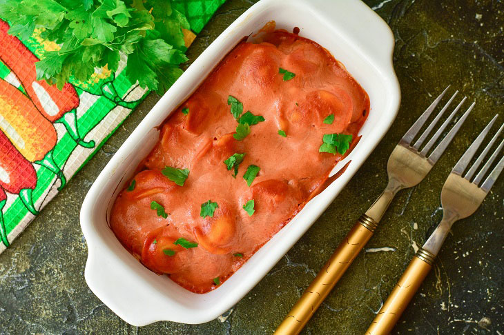 Dumplings baked in sour cream and tomato sauce - juicy and tasty