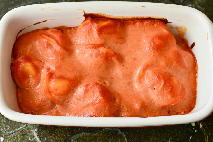 Dumplings baked in sour cream and tomato sauce - juicy and tasty