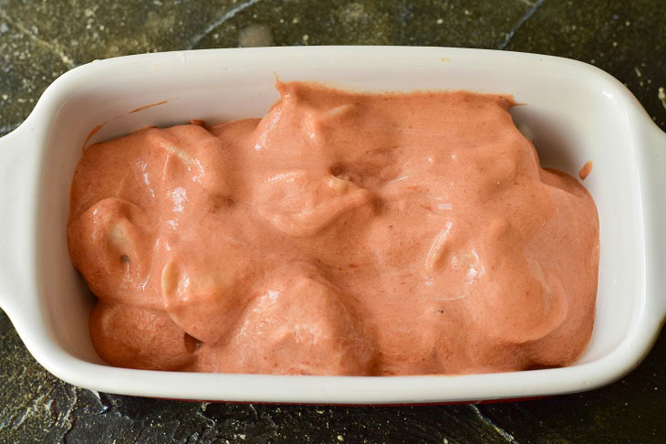 Dumplings baked in sour cream and tomato sauce - juicy and tasty