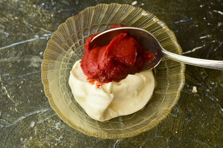 Dumplings baked in sour cream and tomato sauce - juicy and tasty