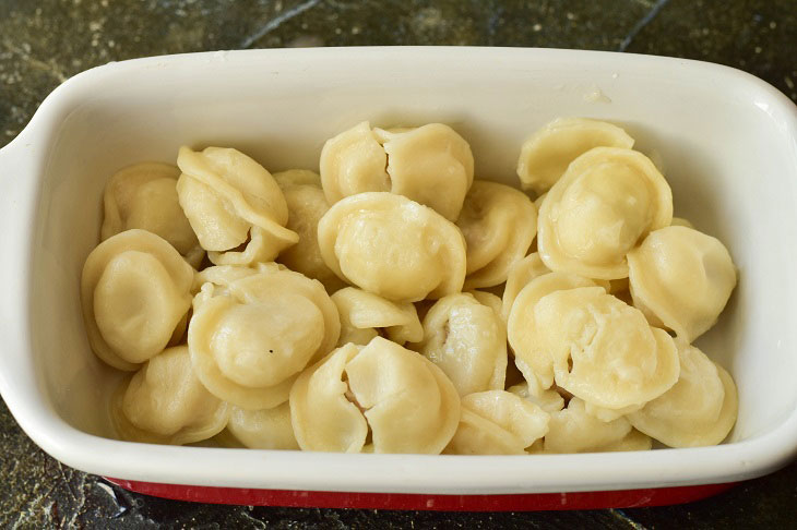 Dumplings baked in sour cream and tomato sauce - juicy and tasty