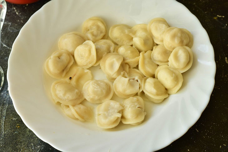 Dumplings baked in sour cream and tomato sauce - juicy and tasty