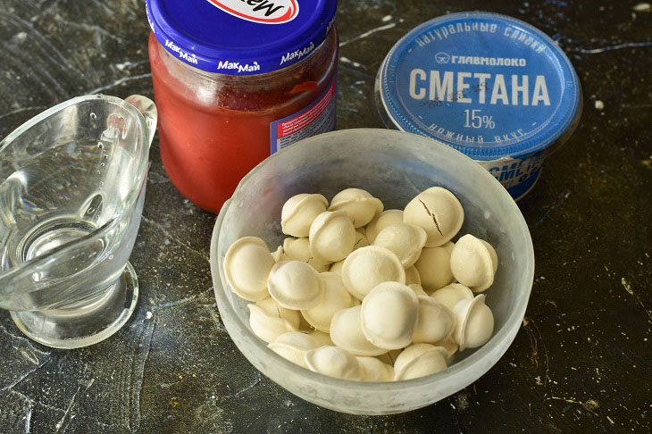 Dumplings baked in sour cream and tomato sauce - juicy and tasty