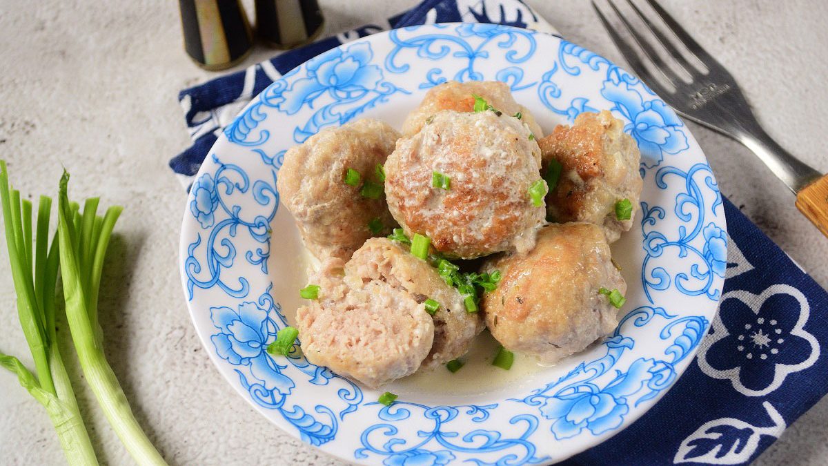 Meatballs in sour cream sauce in a pan – this is one of the easiest dishes