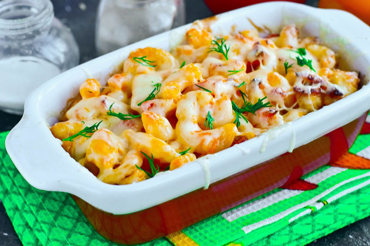 Pasta casserole with meat, tomato and cheese - festive and tasty