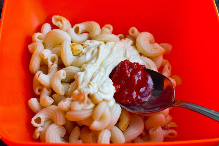 Pasta casserole with meat, tomato and cheese - festive and tasty