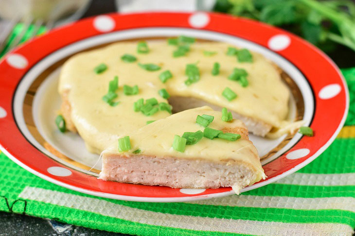 Minced meat under a fur coat in a pan - hearty and tasty