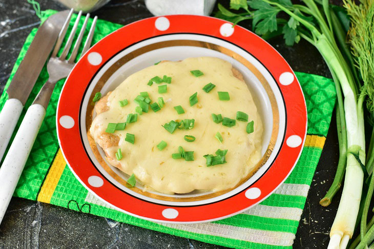 Minced meat under a fur coat in a pan - hearty and tasty