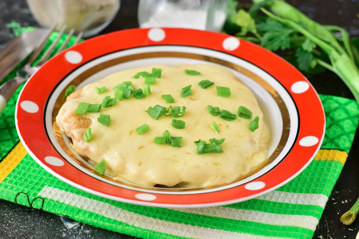 Minced meat under a fur coat in a pan - hearty and tasty