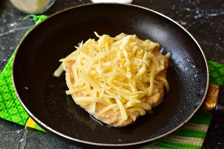 Minced meat under a fur coat in a pan - hearty and tasty