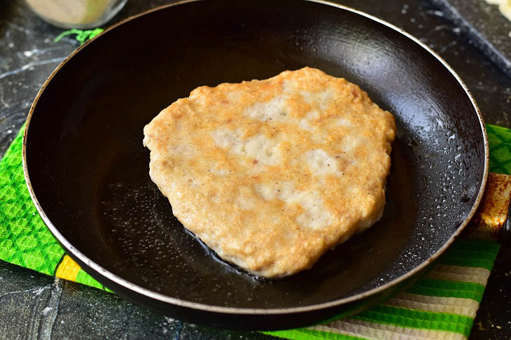 Minced meat under a fur coat in a pan - hearty and tasty