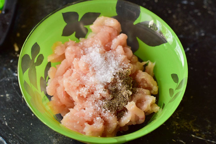 Minced meat under a fur coat in a pan - hearty and tasty